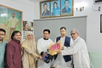 মির্জা-ফখরুলের-হাতে-ফুল-তুলে-দিলেন-সারজিস