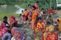 ম্যানগ্রোভ-বনায়নে-প্রস্তুতি,-পলিব্যাগে-মাটি-ভরছেন-প্রশিক্ষিত-কর্মীরা
