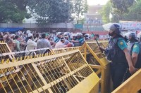 শাহবাগে-প্রাথমিক-শিক্ষকদের-ওপর-পুলিশের-লাঠিচার্জ,-আহত-১২০