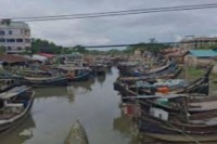 বৈরী-আবহাওয়ায়-বন্ধ-ট্রলার,-দুশ্চিন্তায়-পরীক্ষার্থী