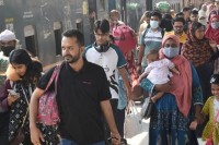 পূজার-ছুটি-শেষে-ঢাকায়-ফিরছে-মানুষ,-চেনা-রূপ-পাচ্ছে-রাজধানী