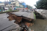 ভারী-বর্ষণে-চট্টগ্রামে-সেতু-ভেঙে-দুই-ভাগ