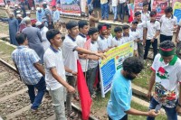 সিলেটের-রেলপথে-অবস্থান-নিয়েছেন-অবরোধকারীরা,-ট্রেন-যাত্রায়-বিলম্ব