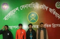 ইডেনের-সামনে-চাঁদাবাজির-অভিযোগে-ঢাকা-কলেজের-৪-ছাত্র-আটক