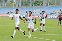 সব-খেলা-যেন-মাঠে-থাকে