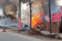 খুলনায়-অগ্নিকাণ্ডে-চারটি-দোকান-ও-দুটি-গুদাম-ভস্মীভূত