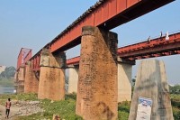 ভূমিকম্পে-ঘোড়াশাল-রেল-সেতুর-দুটি-পিলারে-ফাটল
