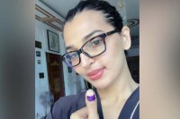 ভোট-দিলেন-নায়িকা-বর্ষা