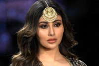 ওরা-আমার-কোমরে-হাত-রাখে-:-মৌনী