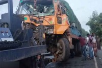 রাজবাড়ীতে-দাঁড়িয়ে-থাকা-পিকআপে-ট্রাকের-ধাক্কা,-নিহত-২