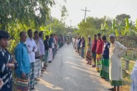 ধামরাইয়ে-অবৈধ-মাটি-উত্তোলনের-প্রতিবাদে-মানববন্ধন