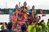 শান্তিপূর্ণভাবে-বিজয়া-শোভাযাত্রা-ও-প্রতিমা-বিসর্জন