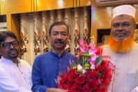 পরাজিত-জামায়াত-প্রার্থীর-অফিসে-বিএনপি-এমপির-ফুল-মিষ্টি