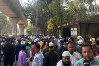 হাদির-কবরস্থান-একনজর-দেখতে-উৎসুক-জনতার-ভিড়