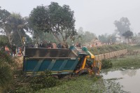 নওগাঁয়-ডাম্প-ট্রাকের-চাপায়-ভ্যানের-পাঁচ-যাত্রী-নিহত