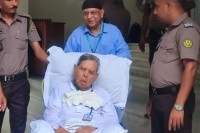 হুইলচেয়ারে-ট্রাইব্যুনালে,-দীপু-মনির-পাশে-তৌফীক-নওয়াজ