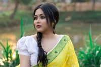 পুকুর-পাড়ে-হলুদ-শাড়িতে-ভাবনা