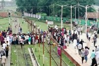 পার্বতীপুরে-চলন্ত-ট্রেনের-ছাদ-থেকে-পড়ে-তরুণের-মৃত্যু