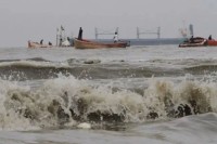সমুদ্রবন্দর-থেকে-নামল-সতর্ক-সংকেত
