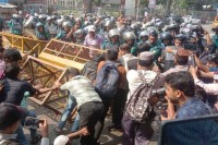 শাহবাগে-প্রতিবন্ধী-গ্র্যাজুয়েটদের-পদযাত্রা-আটকে-দিলো-পুলিশ