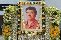 নির্মাতা-অনীক-দত্তকে-শেষ-শ্রদ্ধা