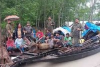 সুন্দরবনে-খালে-বিষ-দিয়ে-মাছ-ধরায়-আটক-৩