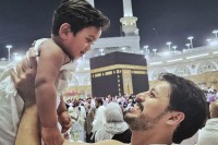 মক্কায়-ছেলেকে-কোলে-নিয়ে-ইরফানের-আবেগঘন-পোস্ট