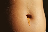 রাতে-নাভিতে-একফোঁটা-অলিভ-অয়েল-তাতেই