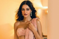 নাচ-দেখে-হাসির-রোল
