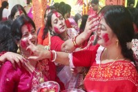 দুর্গা-উৎসবে-সিঁদুর-খেলায়-মাতলেন-নারীরা