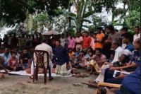 পুলিশের-সামনে-মব-করে-চেকে-সই