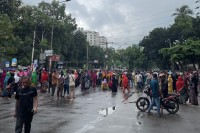 হঠাৎ-গার্মেন্টস-কারখানা-বন্ধ,-তেজগাঁওয়ে-রাস্তা-অবরোধ-শ্রমিকদের
