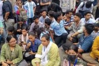 শিক্ষামন্ত্রীর-পদত্যাগ-চেয়ে-সড়কে-শিক্ষার্থীরা
