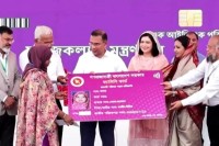 নারীদের-হাতে-‘ফ্যামিলি-কার্ড’-দিলেন-প্রধানমন্ত্রী