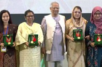 ৪-নারীর-হাতে-বেগম-রোকেয়া-পদক-তুলে-দিলেন-প্রধান-উপদেষ্টা