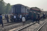 রাজশাহী-স্টেশনে-দুই-ট্রেনে-সংঘর্ষ,-তিনটি-বগি-লাইনচ