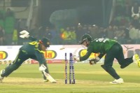 এক-হাতে-বল,-অন্য-হাতে-স্টাম্প-ভেঙে-বিতর্কিত-পাকিস্তানি-কিপার