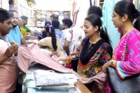 ঈদ-বাজারে-নিজস্ব-স্থান-দখলে-রেখেছে-কুমিল্লার-খাদি