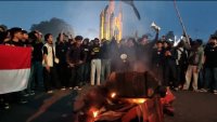durneeti-oo-dabanl-mokabilay-bzrthtar-prtibade-indonesiyay-bikshov