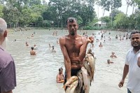 কুমিল্লায়-পলো-দিয়ে-মাছ-ধরা-উৎসব