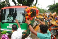 ফুলের-পাঁপড়ি-ছিটিয়ে-প্রধানমন্ত্রীকে-বরণ