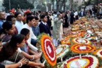 কেন্দ্রীয়-শহীদ-মিনারে-জনস্রোত,-ফুলে-ভরা-বেদি