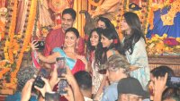 রণবীরকে ছাড়াই দুর্গাপূজায় আলিয়া, সঙ্গী অয়ন মুখার্জি