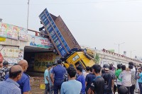 ‘অস্বাভাবিক-গতি’,-ফ্লাইওভারের-রেলিং-ভেঙে-ঝুলে-রইল-ট্রাক