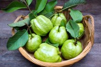 খোসাসহ-পেয়ারা-খাওয়ার-উপকারীতা