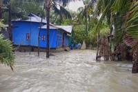 হাতিয়ায়-বাঁধ-ভেঙে-উপকূলের-জনজীবন-বিপর্যস্ত