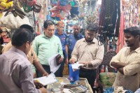 বাড়তি-দামে-খোলাবাজারে-তেল-বিক্রি:-চট্টগ্রামে-দুই-ব্যবসায়ীকে-জরিমানা