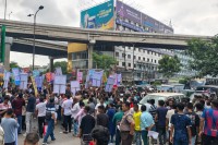 অবৈধতার-বৈধতা-দাবিতে-বানানীর-সড়কে-স্লিপার-বাসের-মালিকরা