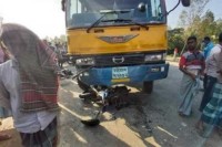 মীরসরাইয়ে-ট্রাকের-ধাক্কায়-প্রাণ-গেল-মোটরসাইকেল-আরোহীর