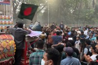 শাহবাগে-বিসিএস-প্রার্থীদের-সঙ্গে-পুলিশের-সংঘর্ষ,-সাউন্ড-গ্রেনেড-নিক্ষেপ